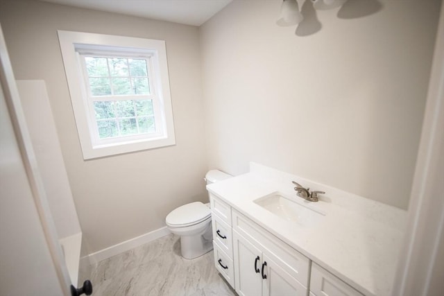 140 Tispaquin St, Middleboro, MA 02346 - full bathroom featuring toilet, vanity, baseboards, and a ceiling fan