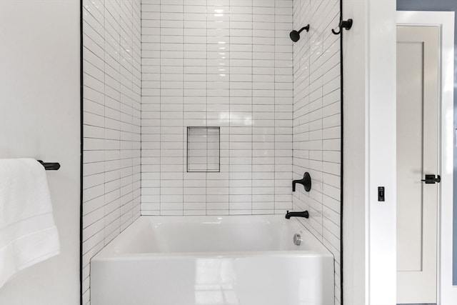 bathroom with tiled shower / bath