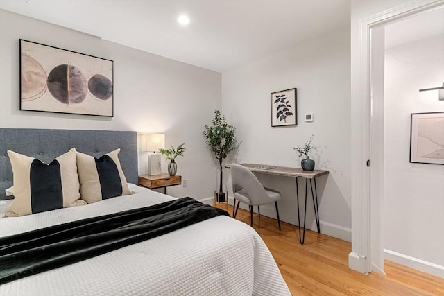 bedroom featuring light wood-style floors, baseboards, and recessed lighting