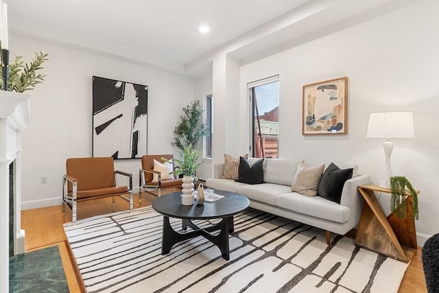 living area featuring light wood-style flooring, recessed lighting, and baseboards