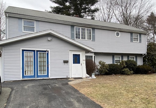 view of front of property featuring a front lawn