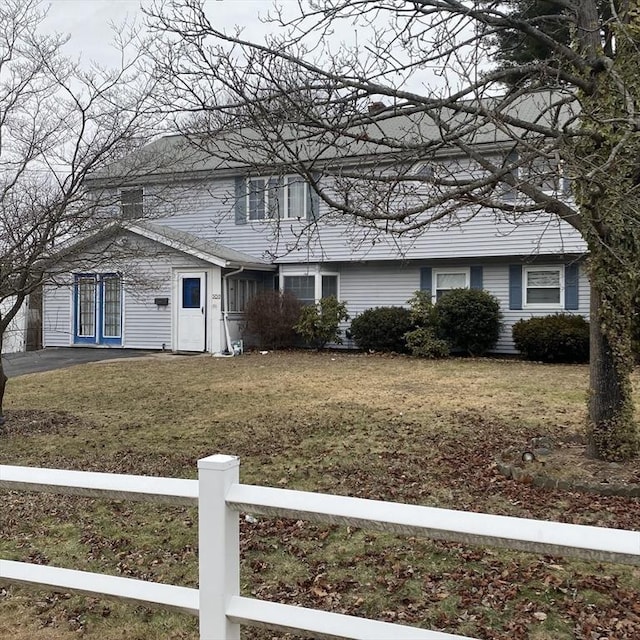 view of front of house featuring a front yard