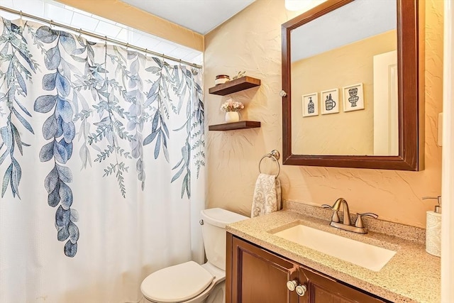 full bathroom featuring toilet, a textured wall, a shower with shower curtain, and vanity