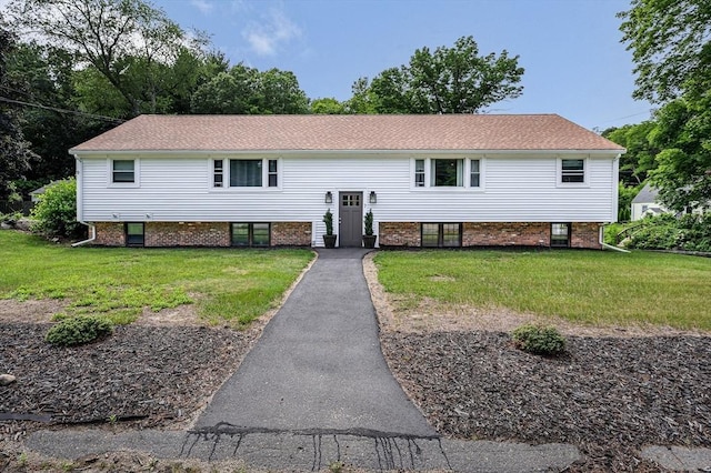 7 Washington St, Groveland, MA 01834 - split foyer home with a front yard