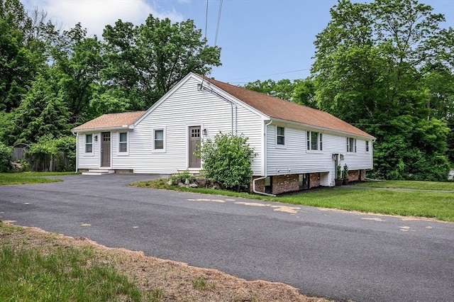 7 Washington St, Groveland, MA 01834 - view of front facade with entry steps, a front yard, and a shingled roof