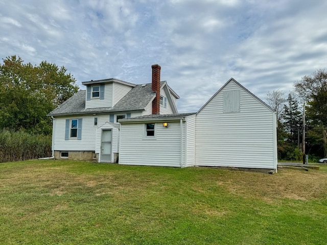 back of house featuring a lawn