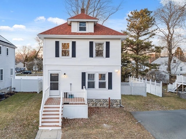 view of front of property with a front lawn