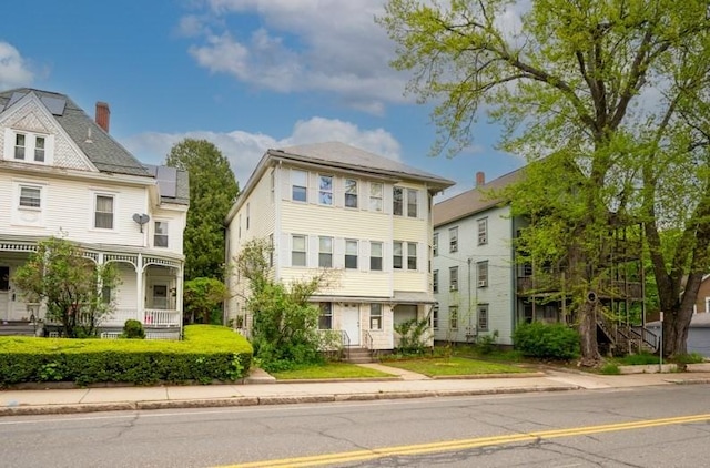 view of front of property featuring a porch