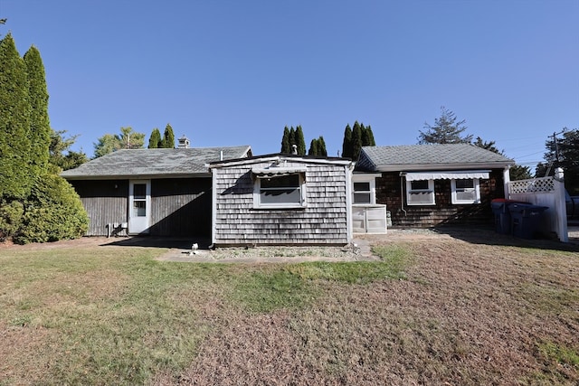 view of front facade featuring a front yard