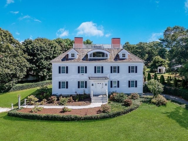 view of front of property featuring a front lawn