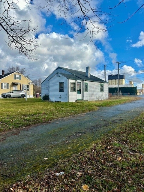 view of front of property featuring a front lawn