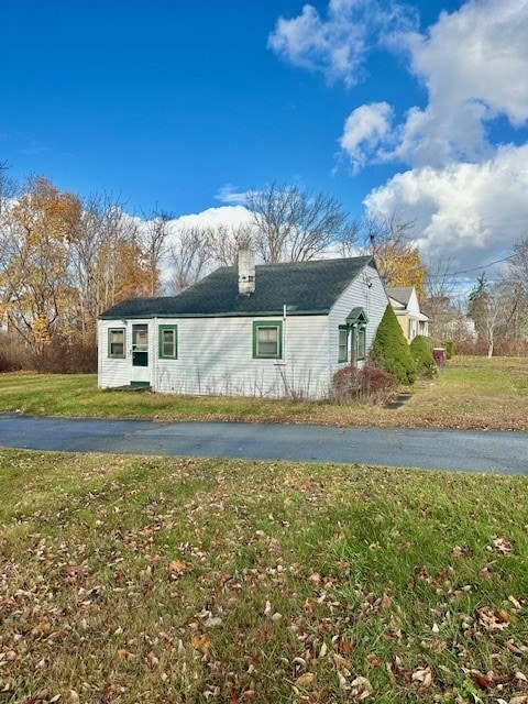 view of front facade featuring a front lawn