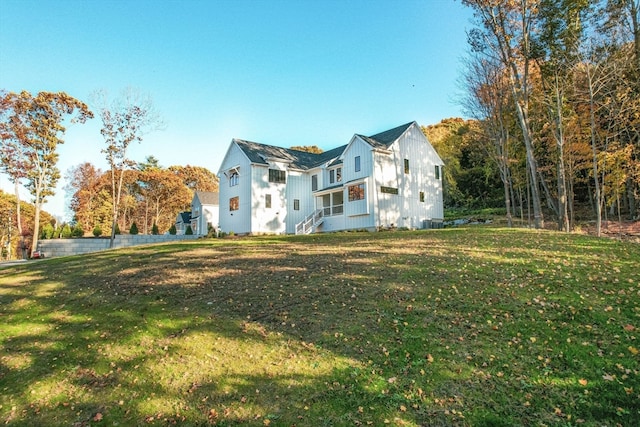 view of front facade featuring a front yard