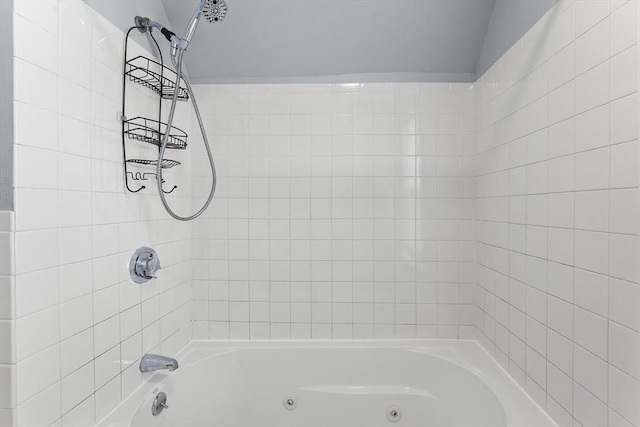 bathroom with tiled shower / bath combo