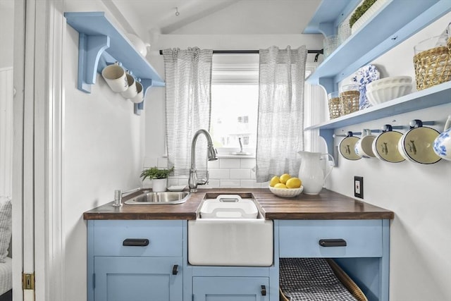 mudroom with vaulted ceiling