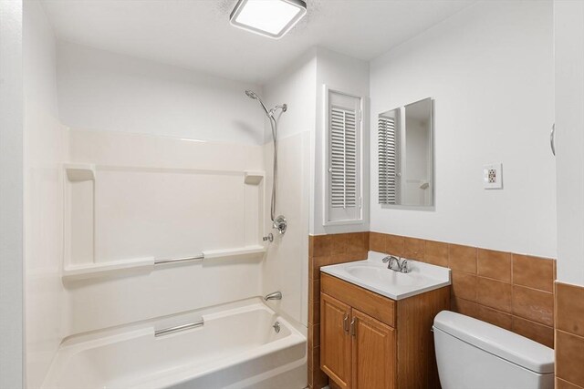 31 Hunting St, Cambridge, MA 02141 - full bathroom featuring shower / washtub combination and vanity