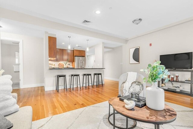 321 Hammond Pond Pkwy Unit 103, Brookline, MA 02467 - living room featuring light wood-style flooring, recessed lighting, and baseboards