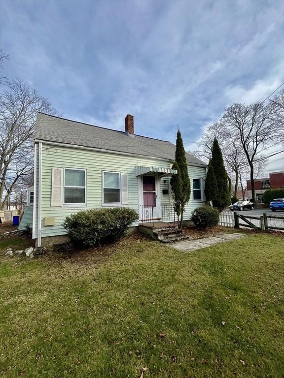 view of front of property featuring a front lawn