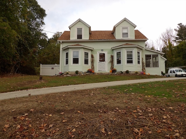 view of front facade with a front lawn