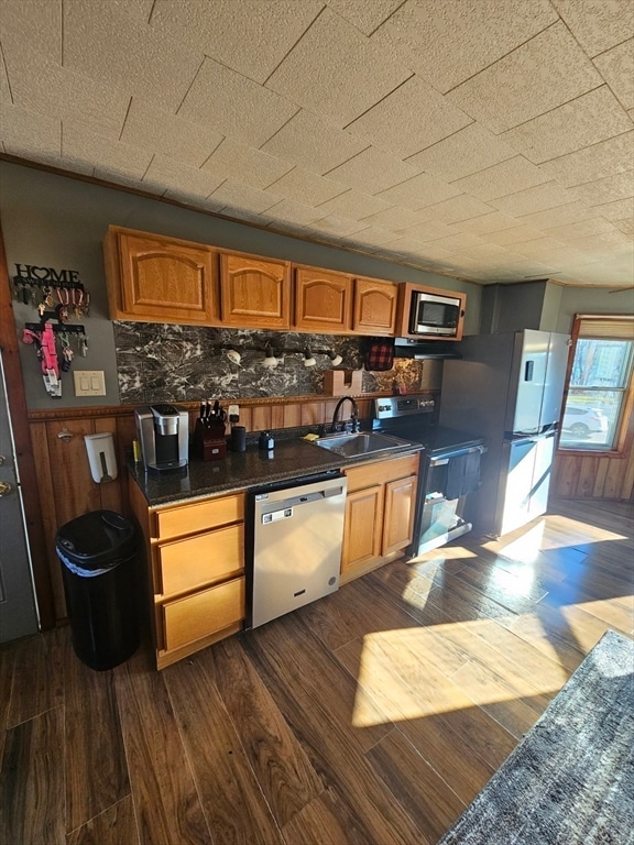 kitchen featuring decorative backsplash, sink, stainless steel appliances, and dark hardwood / wood-style floors