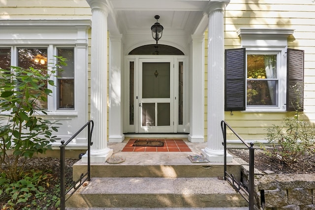 entrance to property featuring covered porch