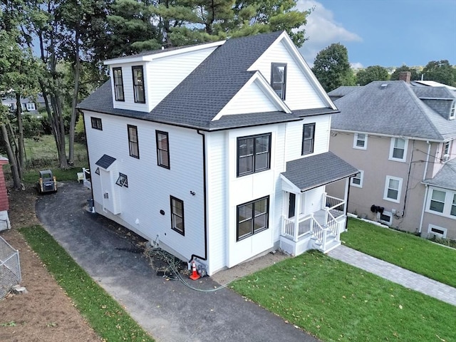 view of front of house featuring a front yard