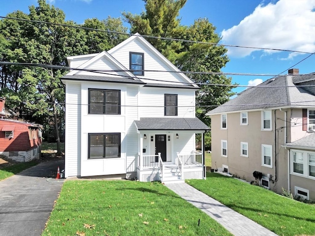 view of front of home featuring a front yard