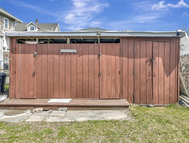 view of outdoor structure with an outbuilding