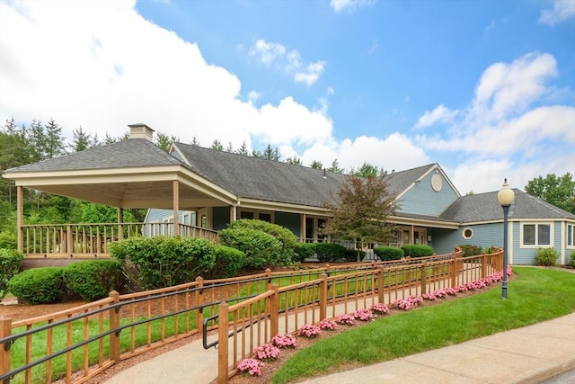 view of front of property featuring a front lawn and fence