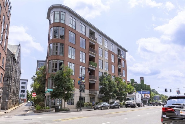 view of apartment building / complex