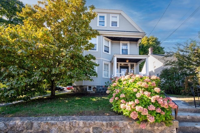 view of front facade featuring a front yard