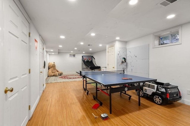 rec room with light wood finished floors, baseboards, visible vents, and recessed lighting