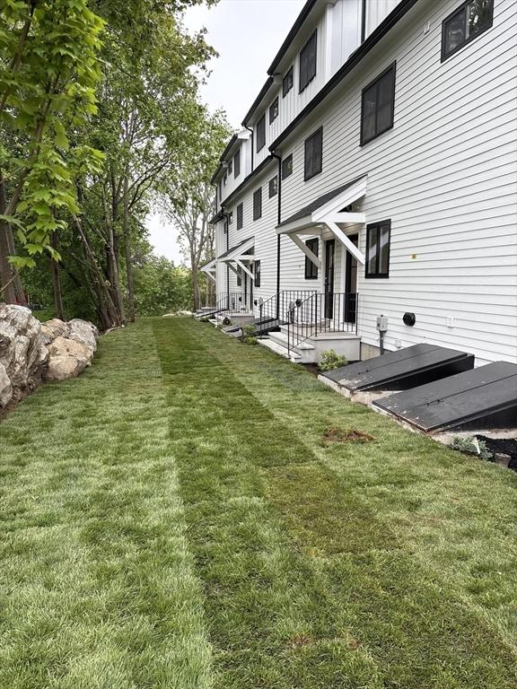 view of green lawn
