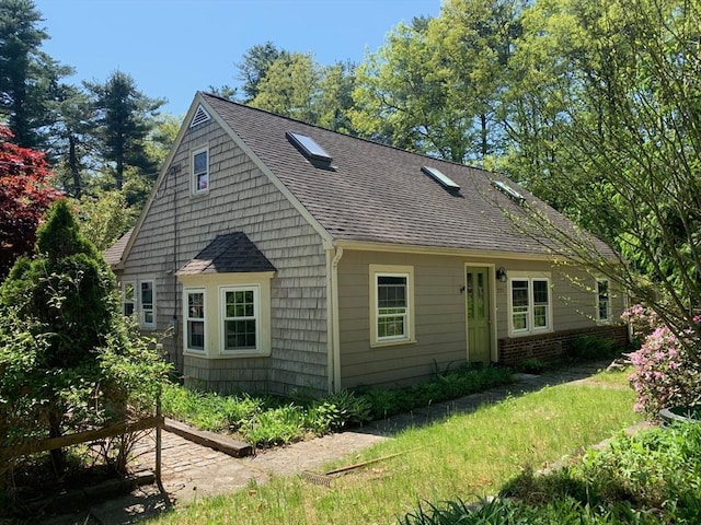 view of front facade featuring a shingled roof