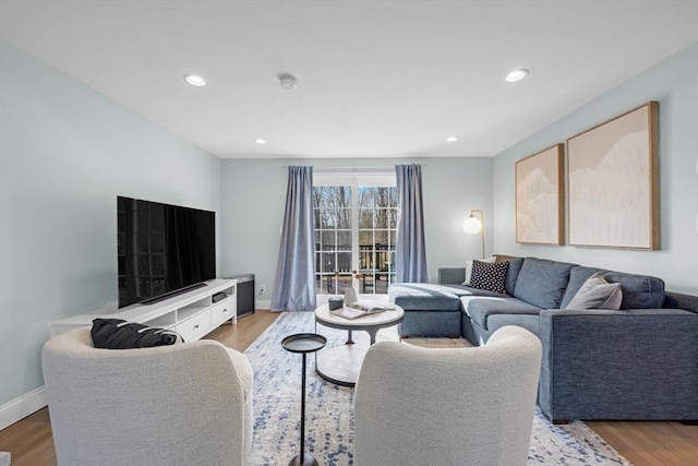 living area featuring recessed lighting, baseboards, and light wood-style floors