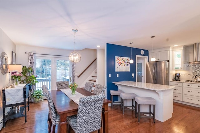 dining area with sink, a chandelier, a wealth of natural light, and dark hardwood / wood-style flooring