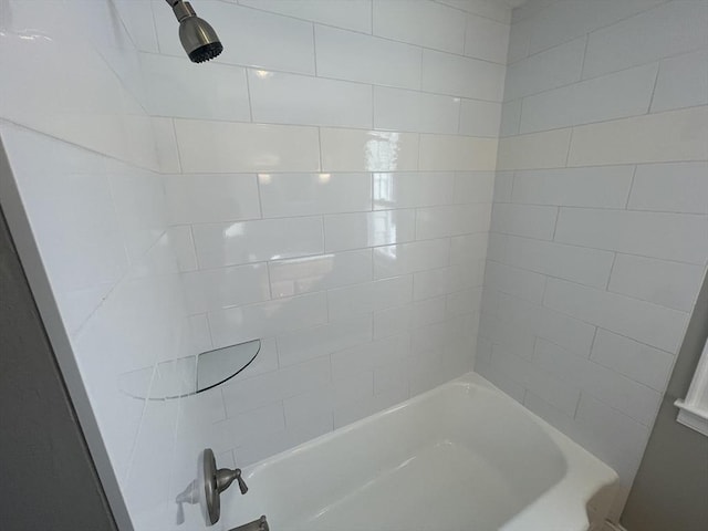 bathroom with tiled shower / bath