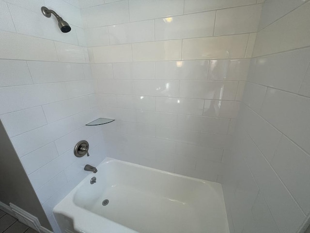 bathroom featuring tiled shower / bath