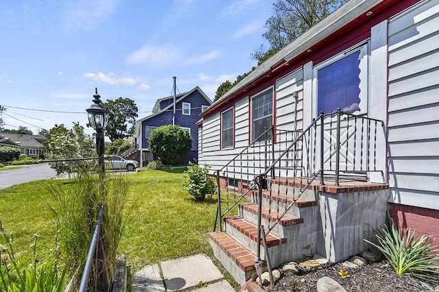 18 Stover Ct, Amesbury, MA 01913 - view of side of property with a yard