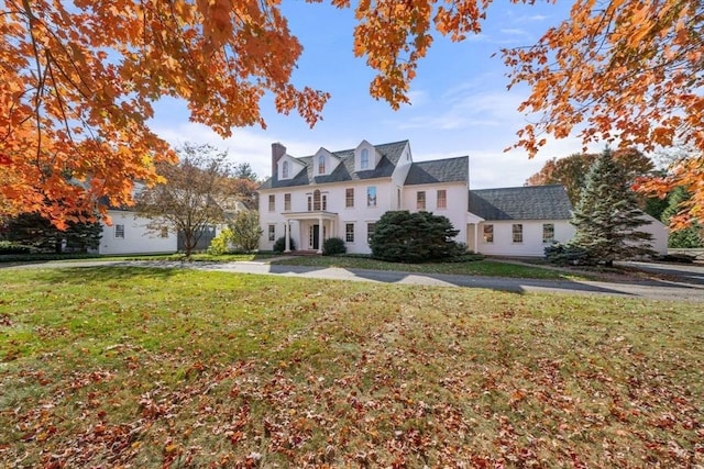 view of front of home with a front lawn