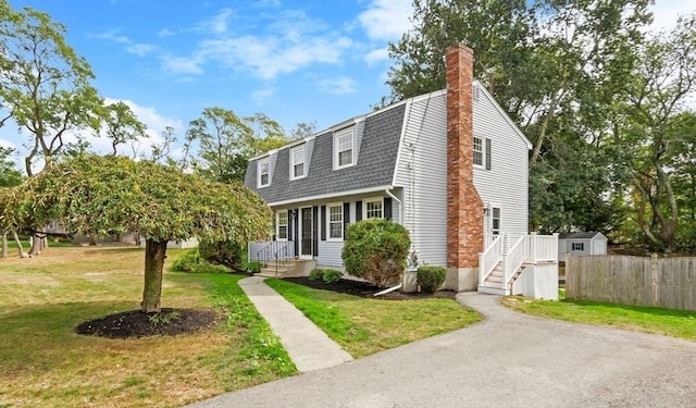 view of front facade featuring a front yard