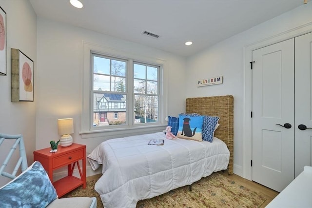 bedroom featuring a closet, visible vents, wood finished floors, and recessed lighting