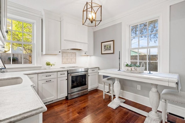kitchen with an inviting chandelier, backsplash, dark wood-style floors, and stainless steel electric range