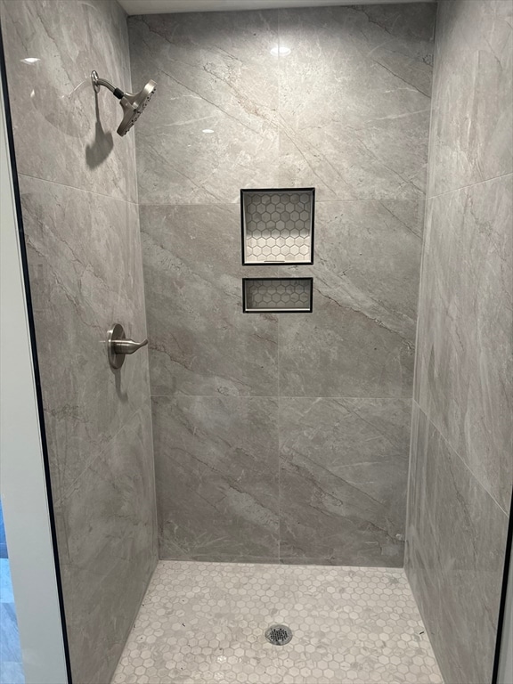 bathroom featuring a tile shower