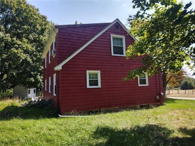 view of side of property featuring a lawn