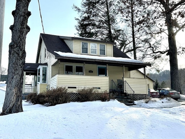 bungalow-style house with crawl space and covered porch