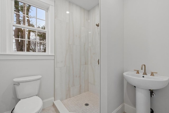 bathroom with toilet and tiled shower