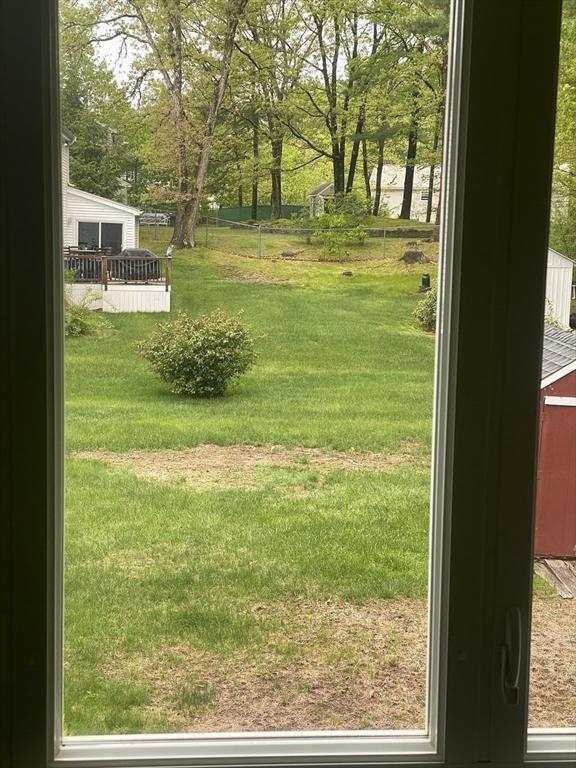 view of green lawn