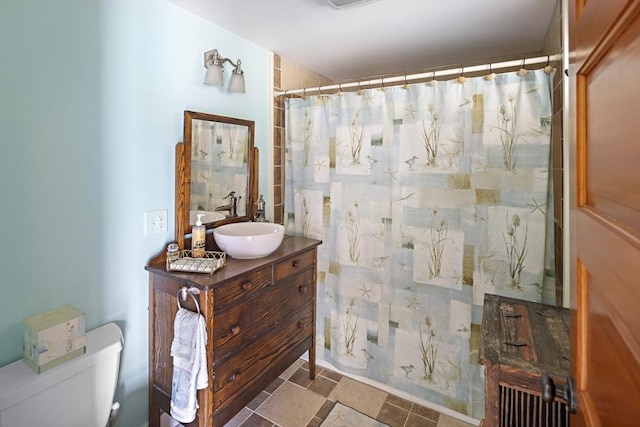 bathroom with toilet, a shower with shower curtain, and vanity