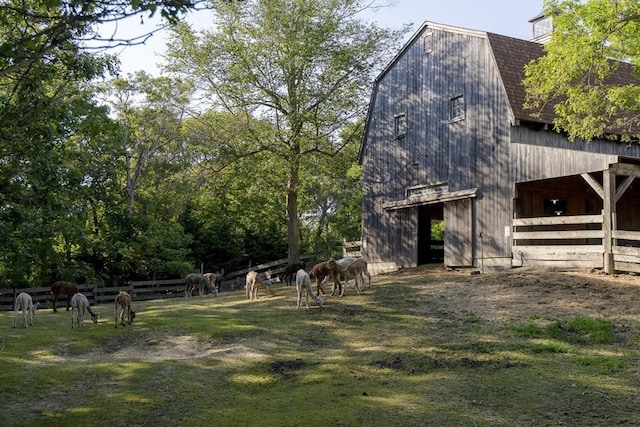 view of yard with an outdoor structure